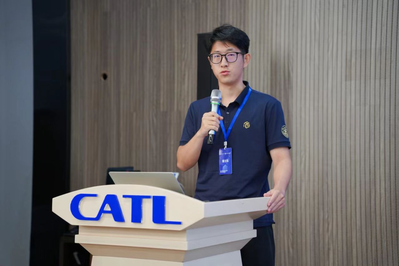 穿着蓝色衣服的男人站在桌子上AI 生成的内容可能不正确。